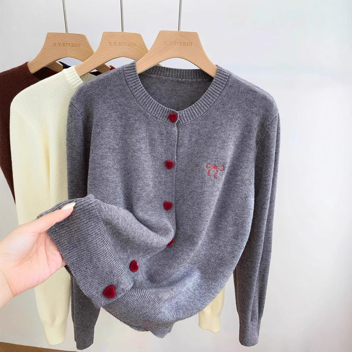Cardigan Cœur Élégant – Maille Douce & Détails Délicats