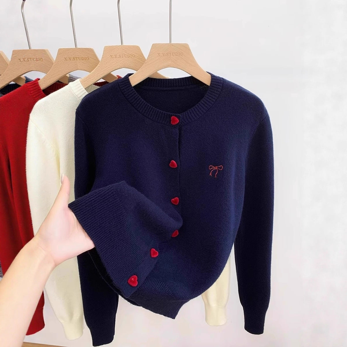 Cardigan Cœur Élégant – Maille Douce & Détails Délicats